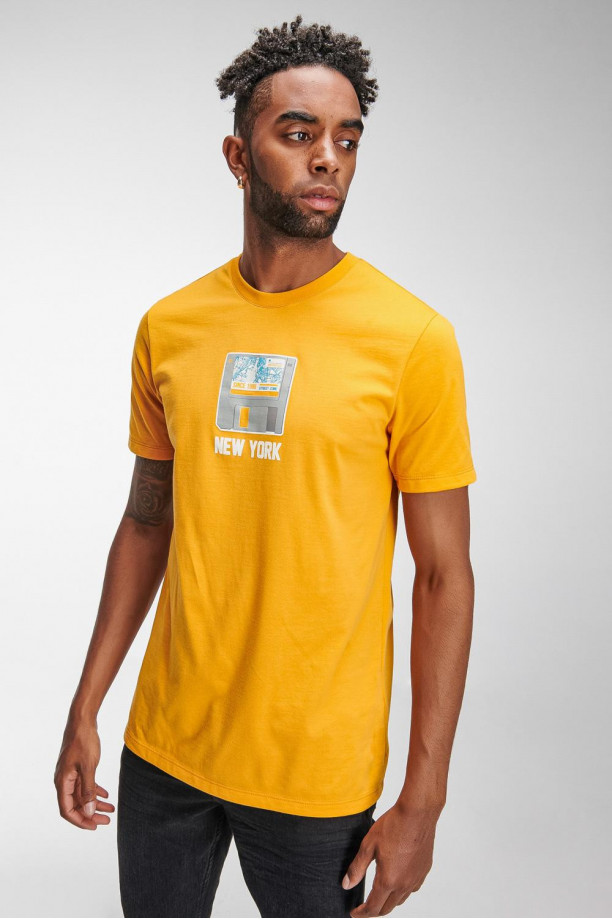 Camiseta básica manga corta estampada.