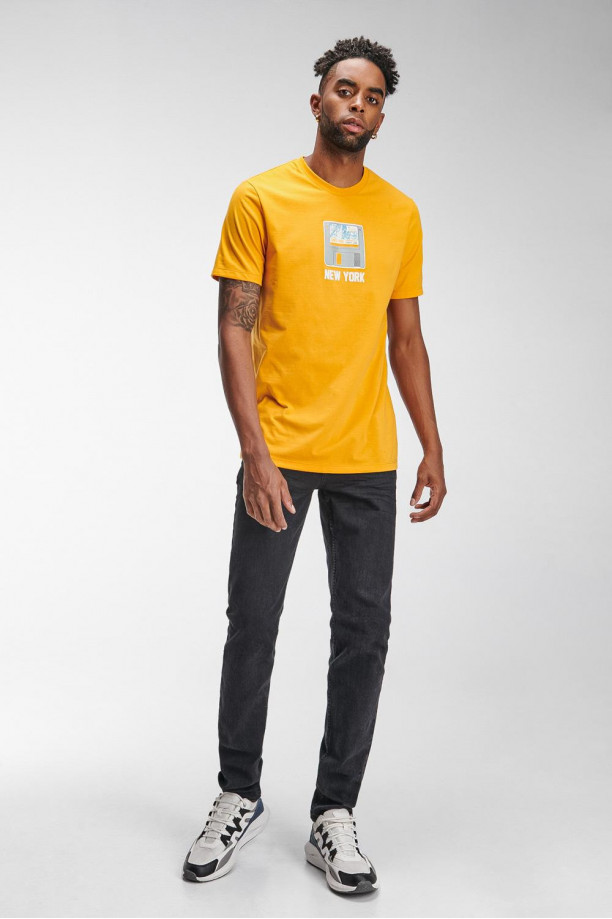 Camiseta básica manga corta estampada.