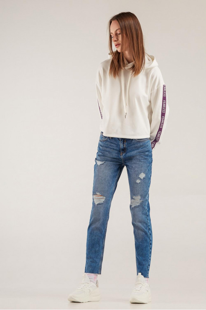Buzo croptop con capota y cordones, estampado sobre mangas y puños en contraste.