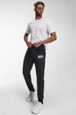 Jogger con bolsillos, estampado de NASA.