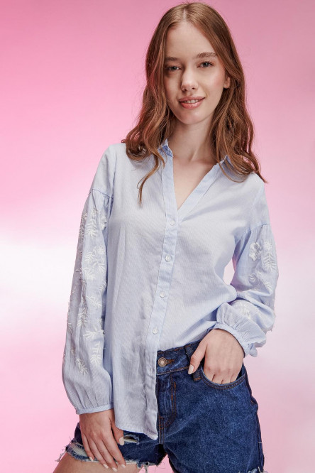 Blusa  en tela fluida,  bordada