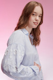 Blusa  en tela fluida,  bordada