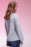 Blusa  en tela fluida,  bordada