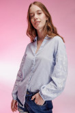 Blusa  en tela fluida,  bordada