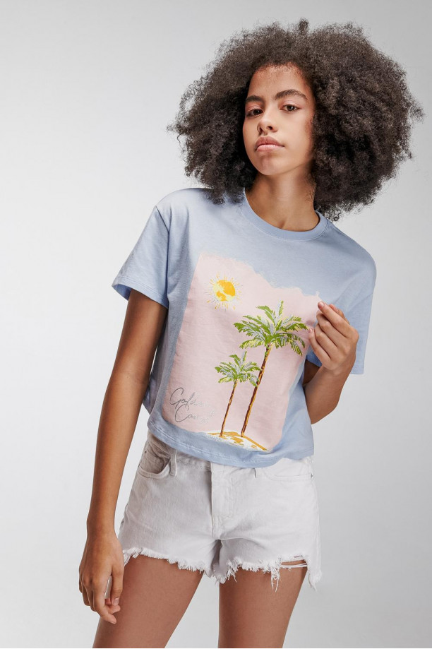Camiseta manga corta con estampado en frente.