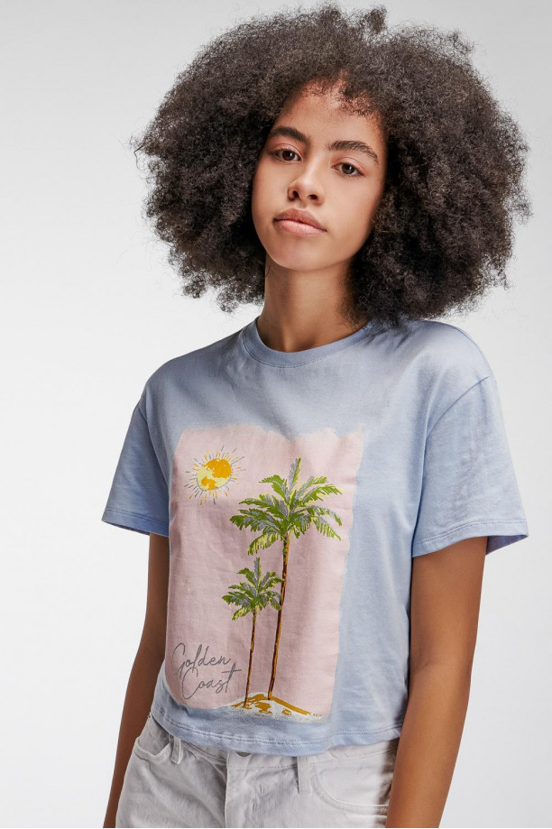 Camiseta manga corta con estampado en frente.