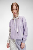 Buzo, con estampado en frente