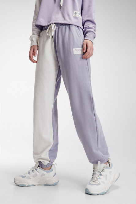 Jogger estampado con pretina y cordón.