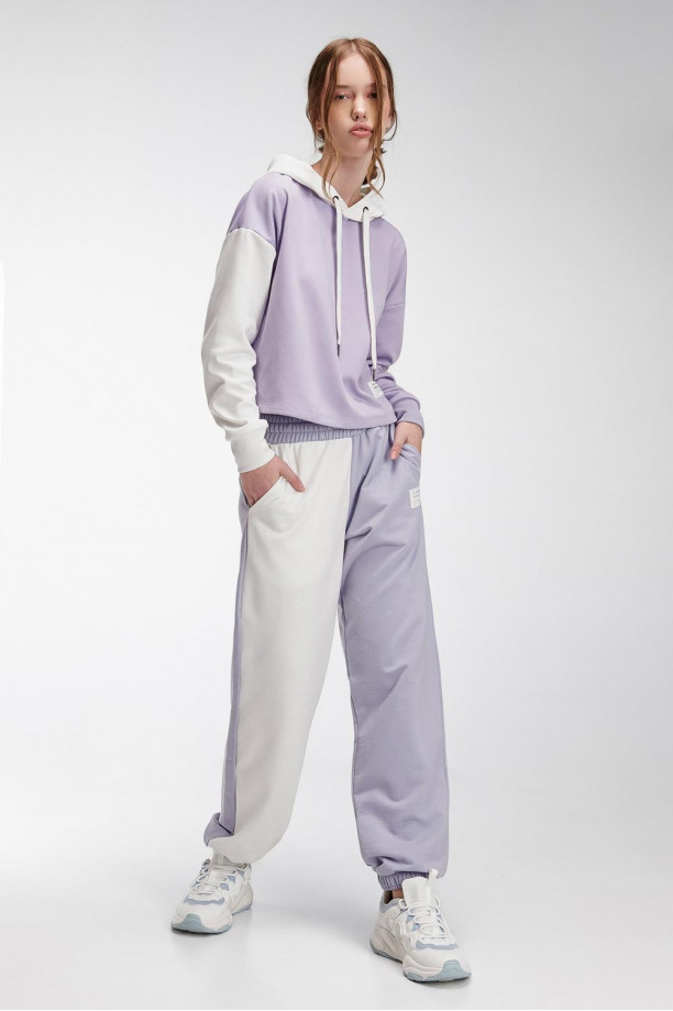 Jogger estampado con pretina y cordón.