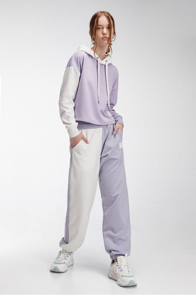 Jogger estampado con pretina y cordón.