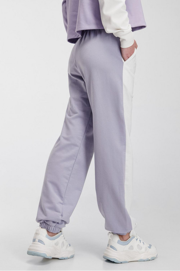 Jogger estampado con pretina y cordón.