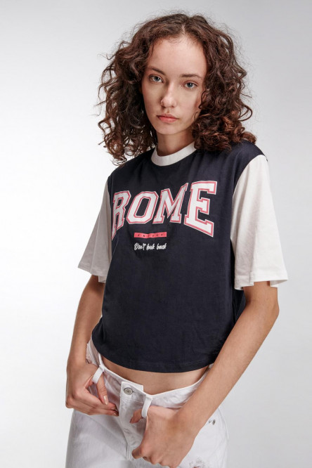 Camiseta  manga corta con estampado en frente y mangas contraste.