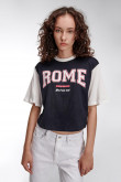 Camiseta  manga corta con estampado en frente y mangas contraste.