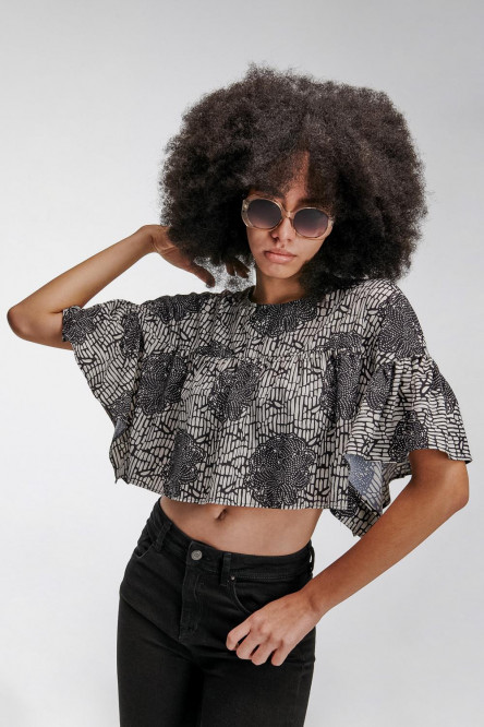 Blusa cuello redondo, con abertura en espalda y abotonadura.