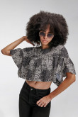 Blusa cuello redondo, con abertura en espalda y abotonadura.
