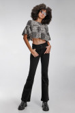 Blusa cuello redondo, con abertura en espalda y abotonadura.