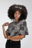 Blusa cuello redondo, con abertura en espalda y abotonadura.