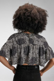 Blusa cuello redondo, con abertura en espalda y abotonadura.
