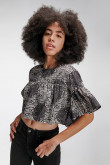 Blusa cuello redondo, con abertura en espalda y abotonadura.
