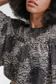 Blusa cuello redondo, con abertura en espalda y abotonadura.