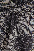 Blusa cuello redondo, con abertura en espalda y abotonadura.