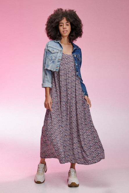 Vestido estampado con cortes y cordón para anudar en espalda.