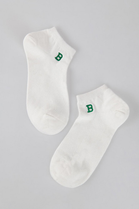 Medias cortas negras con bordado de letra