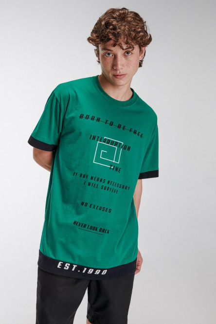 Camiseta manga corta con puños en contraste y estampado en frente.