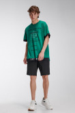Camiseta manga corta con puños en contraste y estampado en frente.