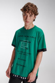 Camiseta manga corta con puños en contraste y estampado en frente.