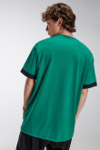 Camiseta manga corta con puños en contraste y estampado en frente.
