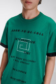 Camiseta manga corta con puños en contraste y estampado en frente.