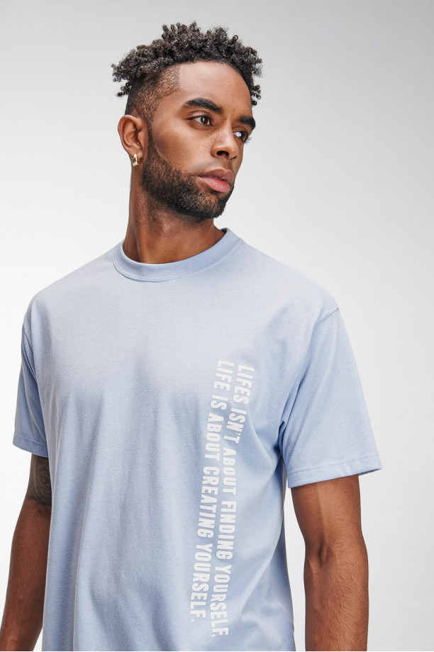 Camiseta manga corta con estampado.