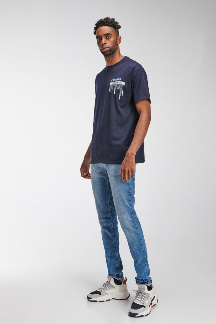 Camiseta manga corta azul oscuro con doble estampado