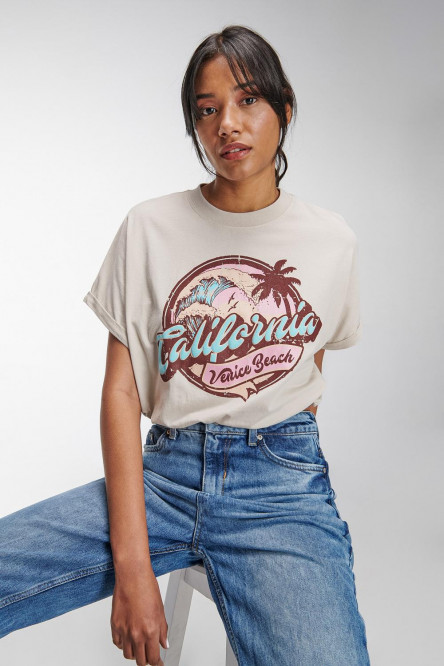 Croptop con manga incluida y estampado en frente.