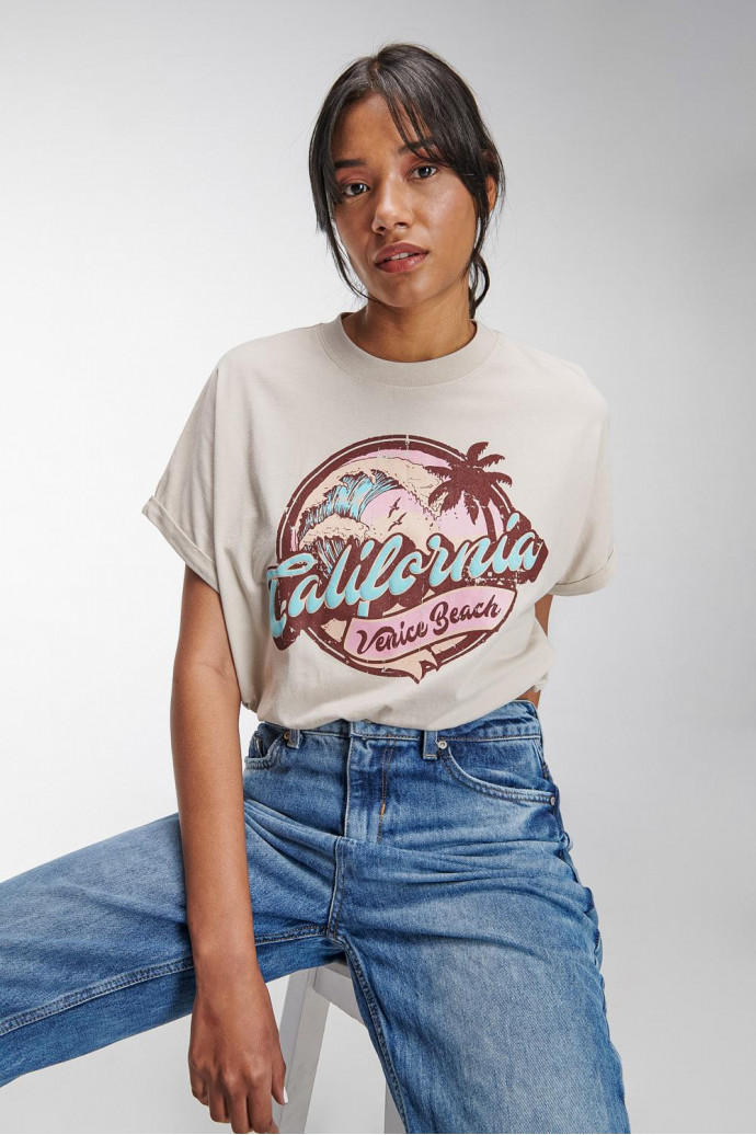Croptop con manga incluida y estampado en frente.