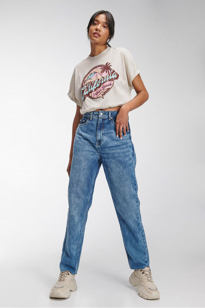 Croptop con manga incluida y estampado en frente.