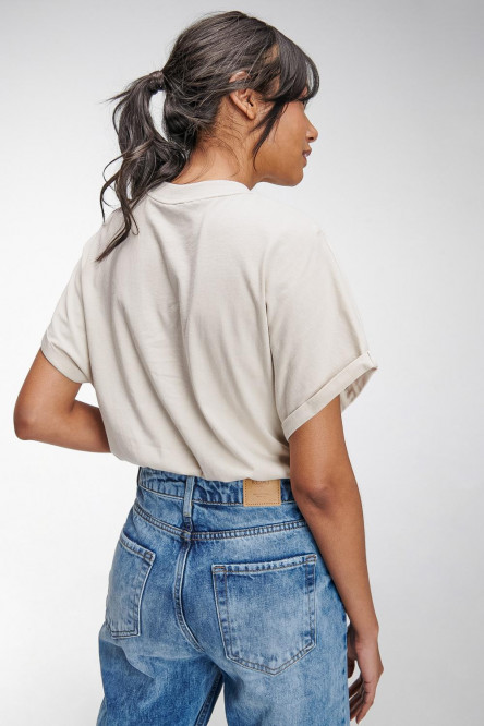Croptop con manga incluida y estampado en frente.