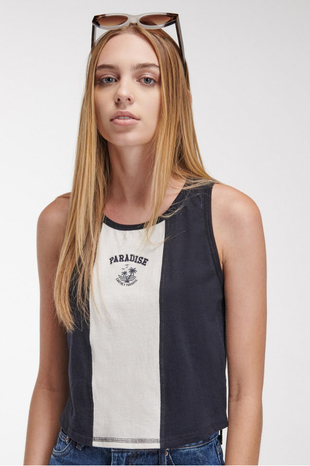 Camiseta sin mangas, cuello redondo y estampado en frente.