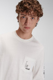 Camiseta estampada, cuello redondo, manga larga y bolsillo parche con estampado