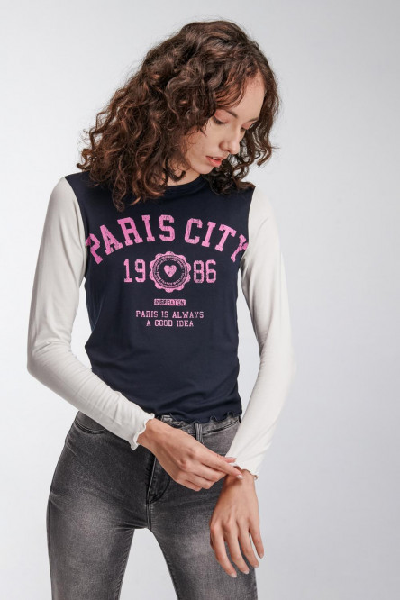 Camiseta estampada, manga larga con cuello redondo.