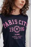 Camiseta estampada, manga larga con cuello redondo.