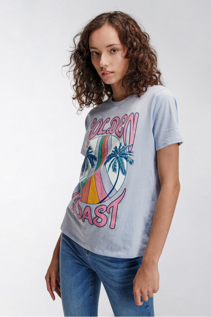 Camiseta manga corta con estampado en frente.
