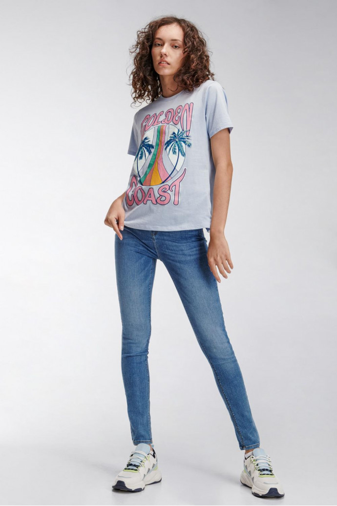 Camiseta manga corta con estampado en frente.