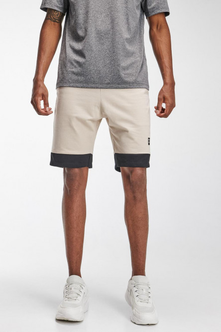 Bermuda fit con estampado en frente inferior