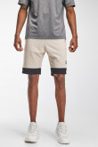 Bermuda fit con estampado en frente inferior