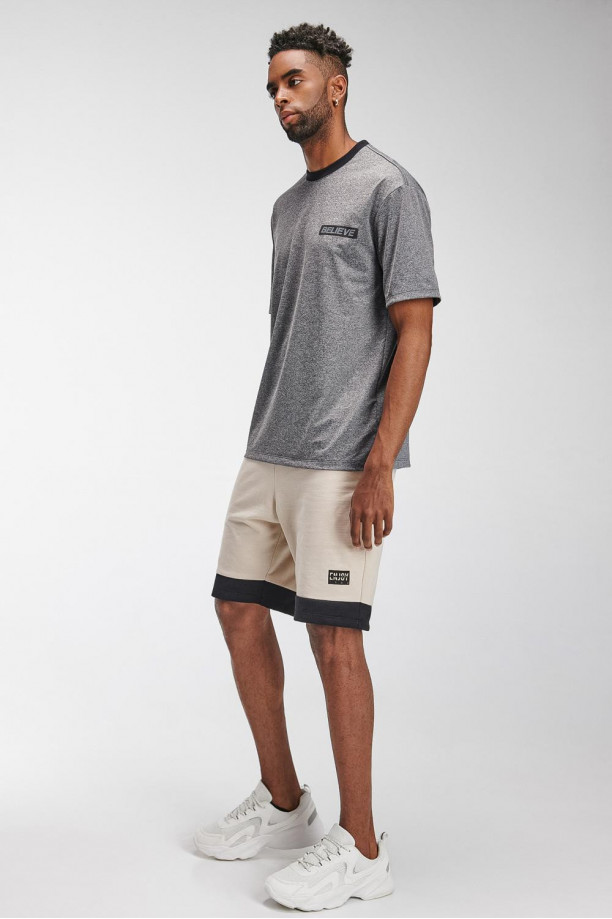 Bermuda fit con estampado en frente inferior