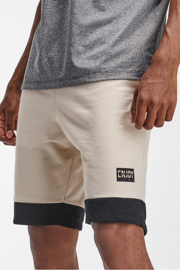 Bermuda fit con estampado en frente inferior
