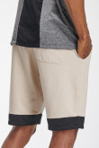 Bermuda fit con estampado en frente inferior