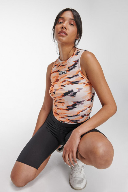 Camiseta sin mangas, cuello redondo y estampado en frente.